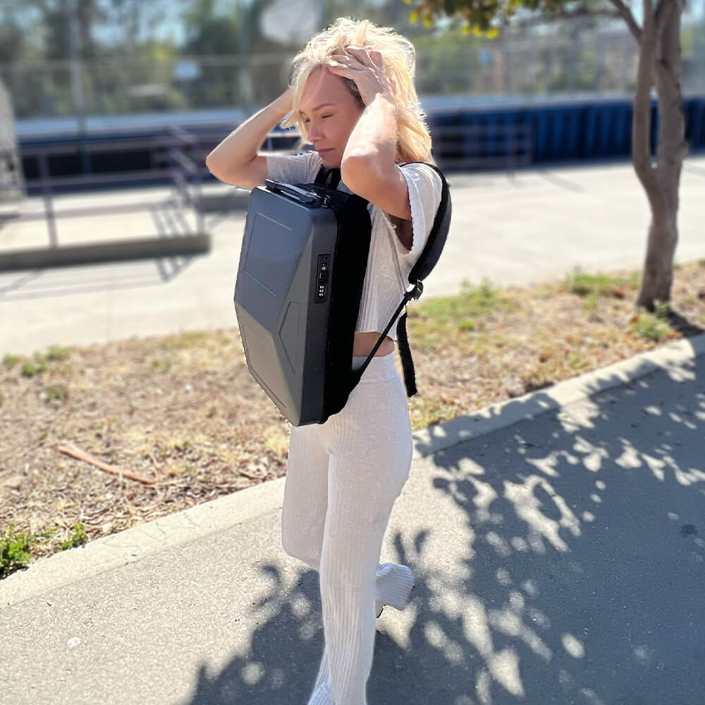 Model carrying the Cyberbackpack